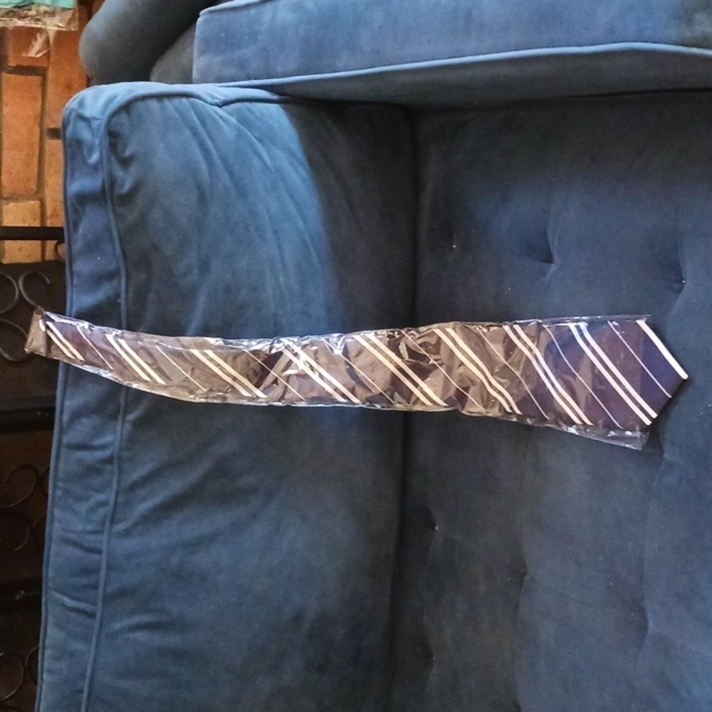BRAND NEW FINNEAS & CO NAVY BLUE & WHITE TIE. 100% SILK SELLS FOR $24.99